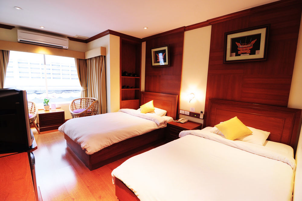 Baan Sukhumvit Soi 18 Hotel Bangkok Exterior photo