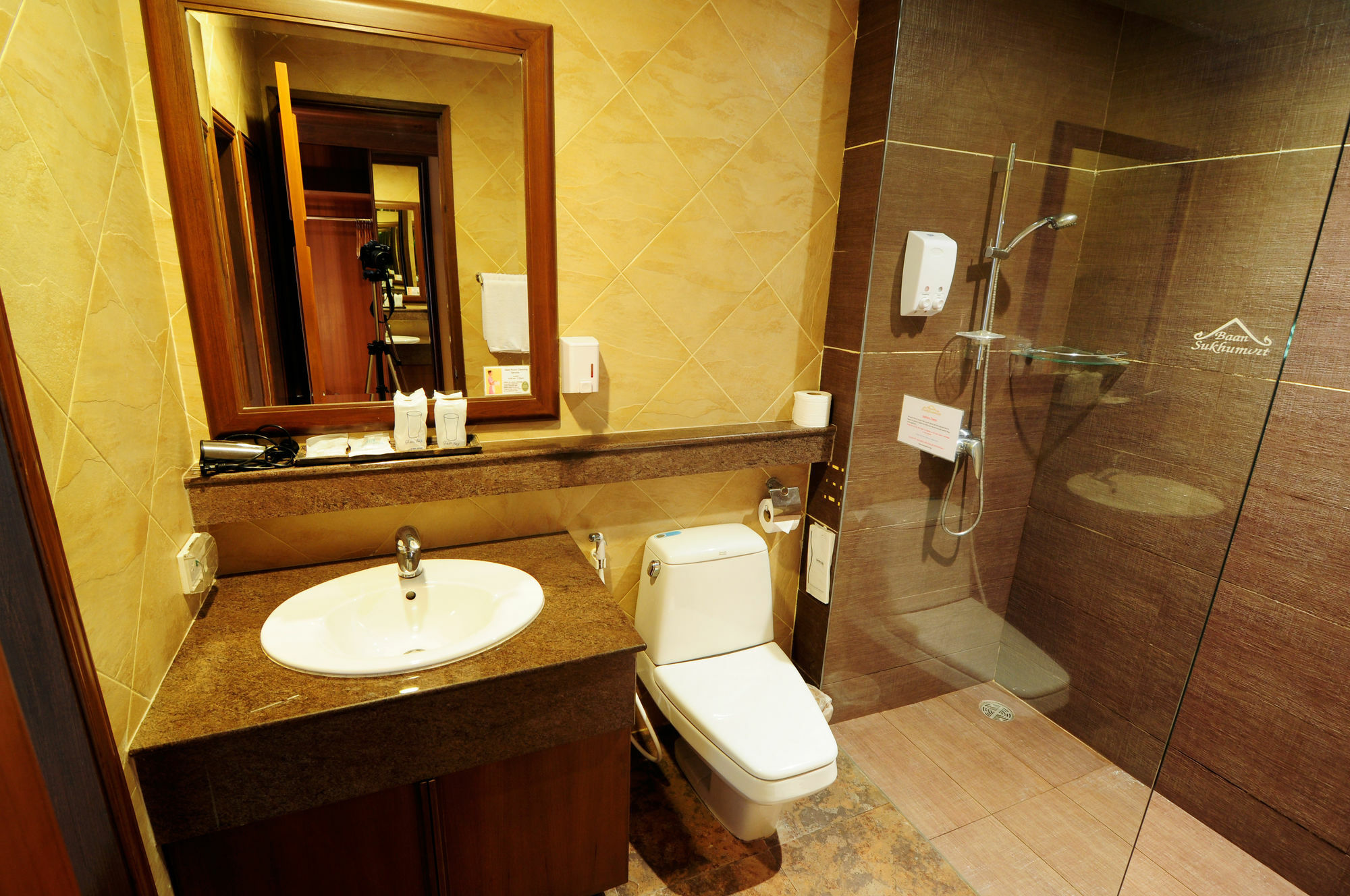 Baan Sukhumvit Soi 18 Hotel Bangkok Exterior photo