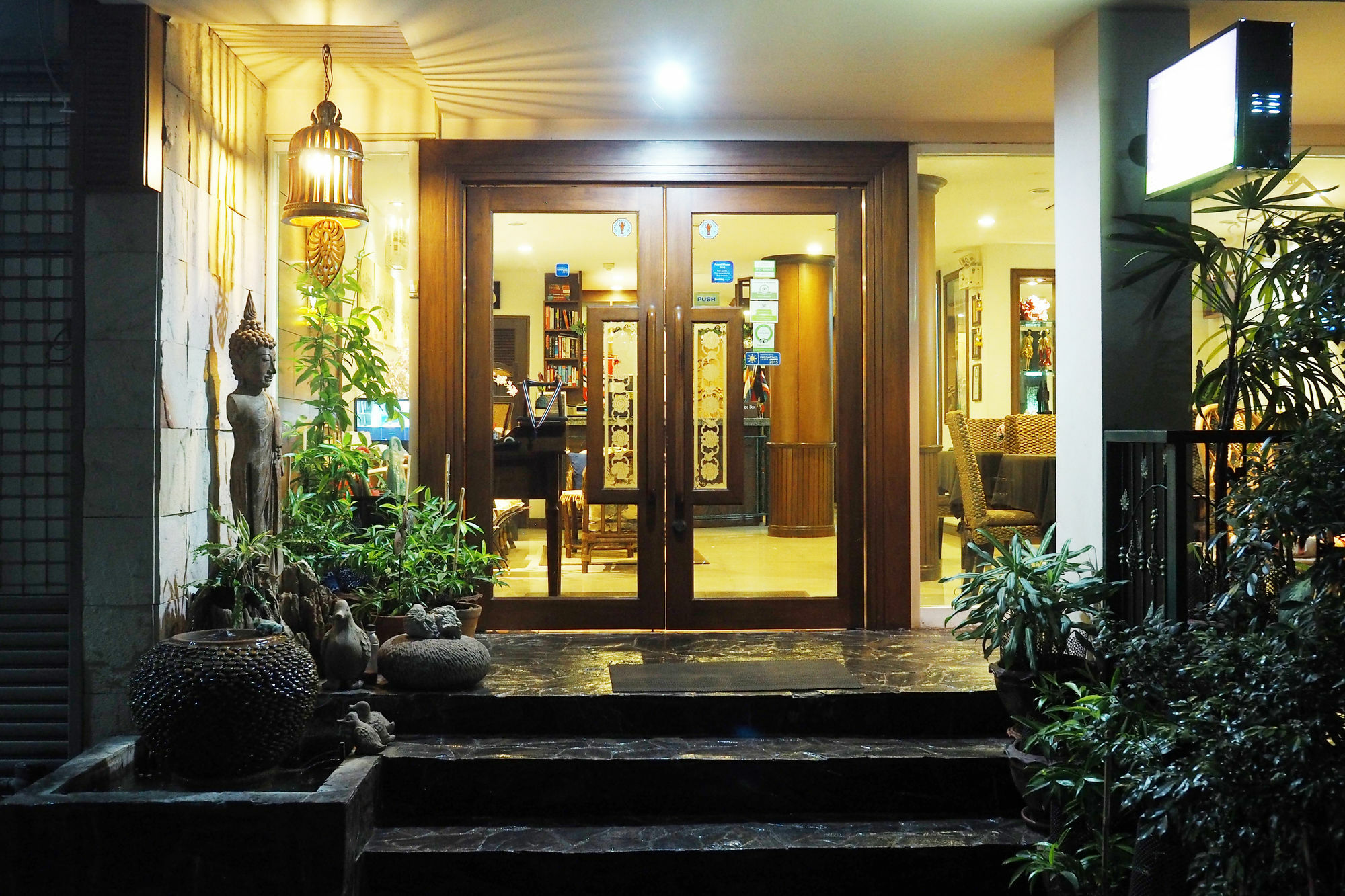 Baan Sukhumvit Soi 18 Hotel Bangkok Exterior photo